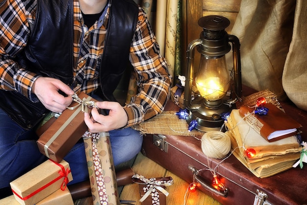 Hand man cadeaupapier voor de vakantie Kerst lint en strikken