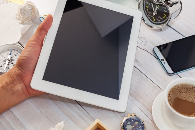 Hand man gebruik tablet smartphone met Bureau houten tafel van zakelijke werkplek