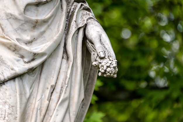 Photo hand of marble statue of roman ceres or greek demeter in the park