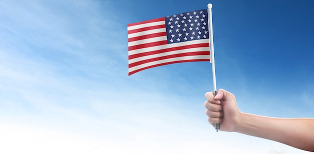 Hand met amerikaanse vlag in de lucht