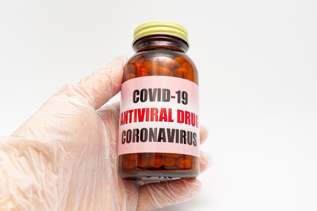 Hand met antiviraal medicijn tegen Covid 19 Coronavirus