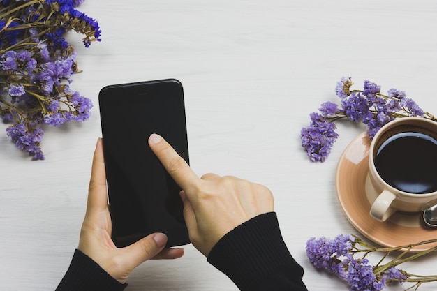 Foto hand met behulp van de telefoon op de bovenste weergave.