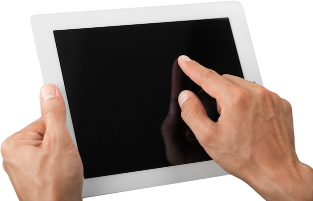 Hand met behulp van digitale tablet met zwart scherm