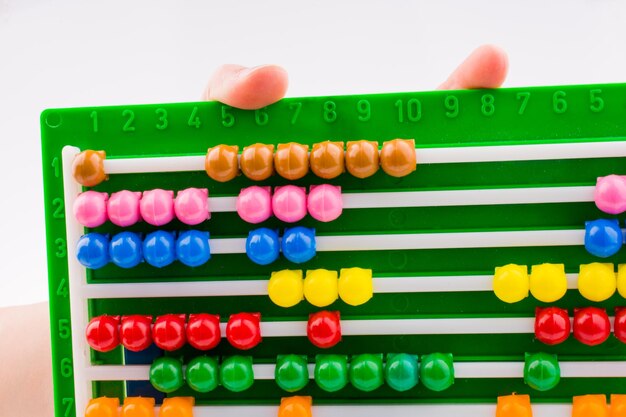 Hand met behulp van een abacus