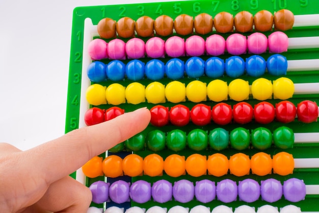 Hand met behulp van een abacus