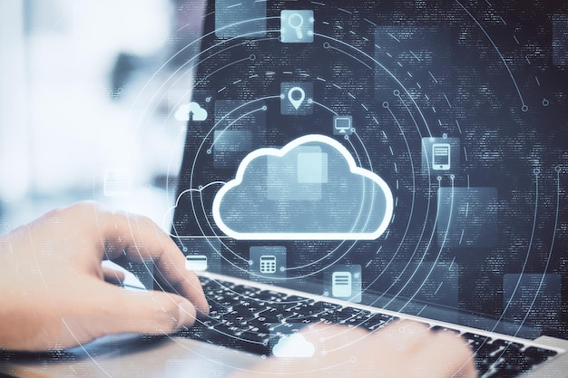 Hand met behulp van laptop met cloud computing diagram