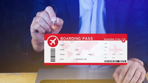 Hand met boarding pass tickets vliegreizen concept Kiezen voor het controleren van elektronisch vliegticket op laptop