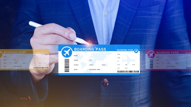 Hand met boarding pass tickets vliegreizen concept Kiezen voor het controleren van elektronisch vliegticket