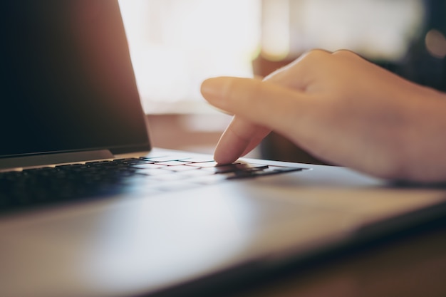 Hand met computer laptop