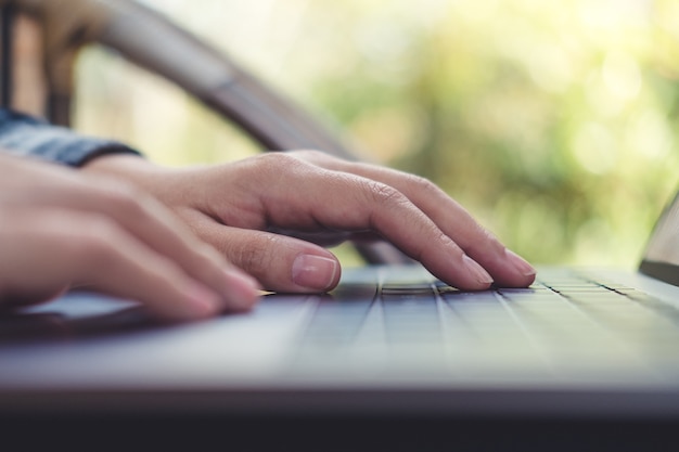 Hand met computer laptop