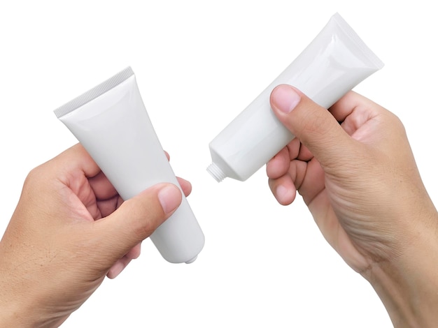 Hand met cosmetische plastic buis geïsoleerd op een witte achtergrond
