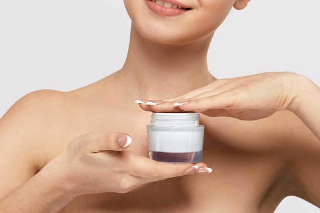 Hand met crème Close-up van vrouw Handen met body Skin Lotion Meisje met cosmetische crème