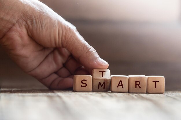 hand met dobbelstenen met tekst ter illustratie van START SMART-woorden