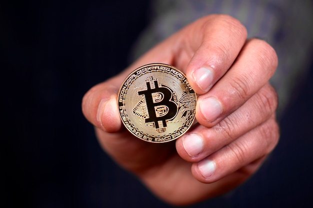 Hand met een bitcoin