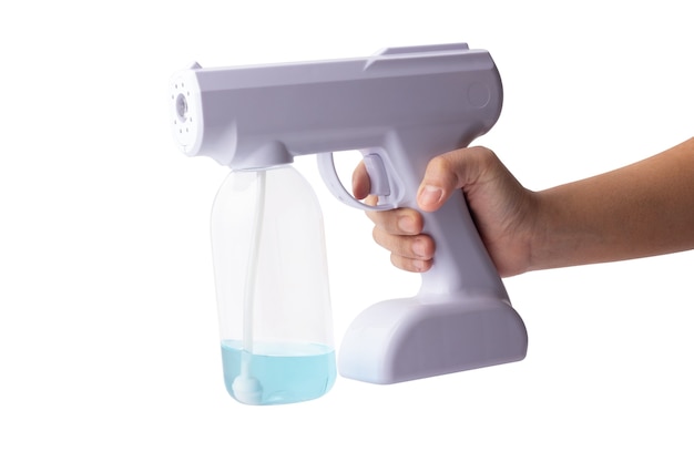 Hand met een draagbaar apparaat voor spuiten geïsoleerd op een witte achtergrond. Witte alcoholspray voor desinfectie. Alcohol Mist Misting Nano Spuitpistool.