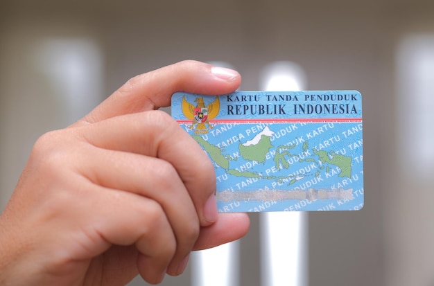 Foto hand met een indonesische identiteitskaart jakarta 1 februari 2023
