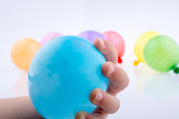 Hand met een kleurrijke kleine ballon in de hand