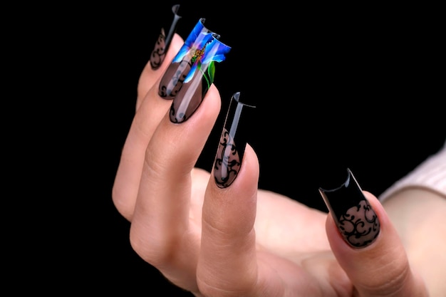 Hand met een mooie manicure op een zwarte achtergrond Nail design Verlengde nagels
