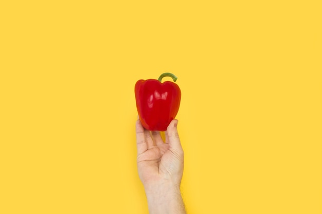 Hand met een rode paprika