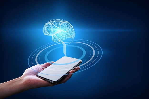 Hand met een smartphone met een hersenhologram met cirkels op een donkerblauwe achtergrond Business idee en kunstmatige intelligentie concept