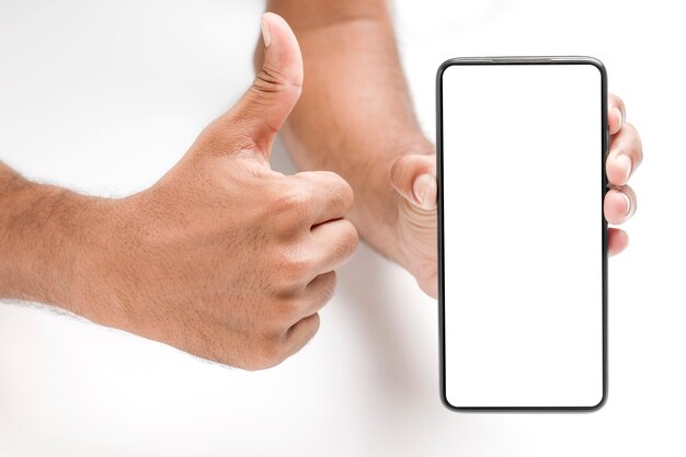 Hand met een smartphone op een wit oppervlak.