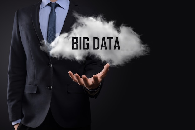 Hand met een wolk met de woorden big data op donkere achtergrond.