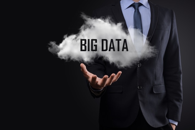 Hand met een wolk met de woorden big data op donkere achtergrond.