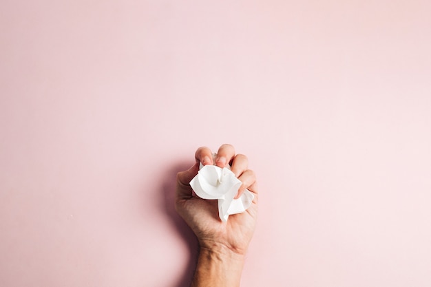 Foto hand met een zakdoek