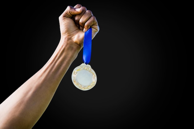 Hand met een zilveren medaille op een witte achtergrond