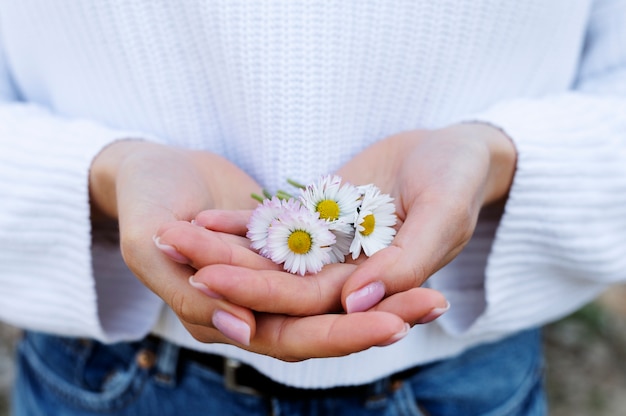 Foto hand met elegante bloem