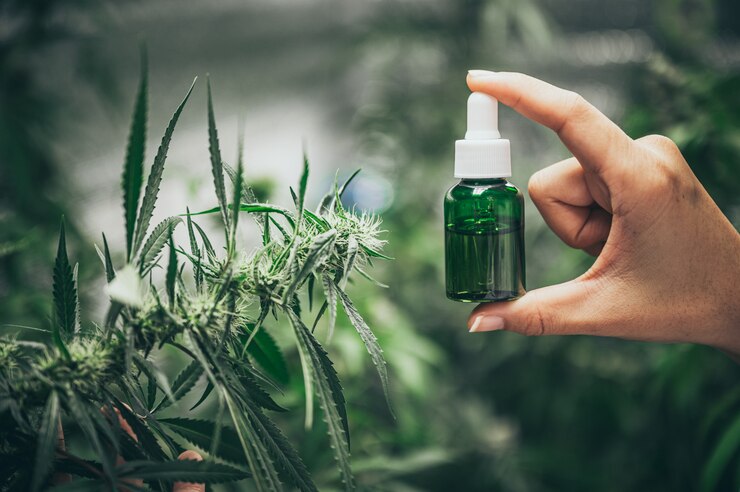 hand met fles cannabisolie