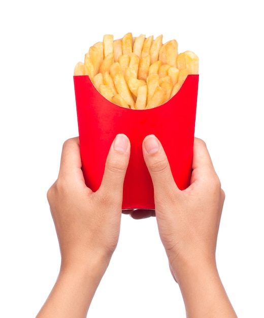 hand met frietjes in een rode papieren zak geïsoleerd op een witte achtergrond