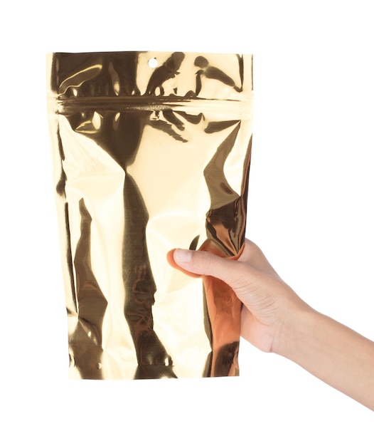 Hand met gouden lege plastic aardappel snack zak verpakking met zip-lock geïsoleerd op een witte achtergrond.