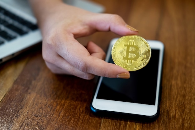 hand met gouden metalen Bitcoin crypto valuta-investering