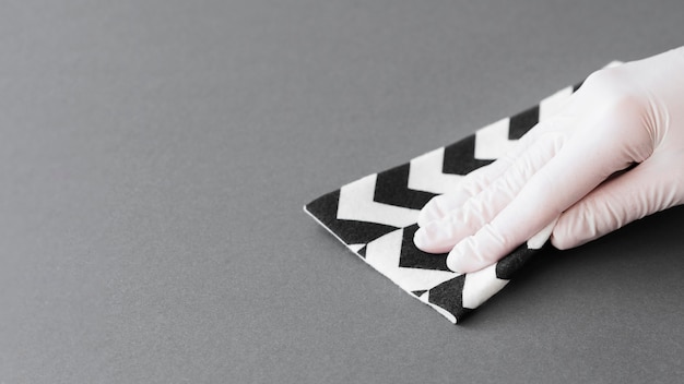 Foto hand met handschoen desinfecterend oppervlak met kopie ruimte