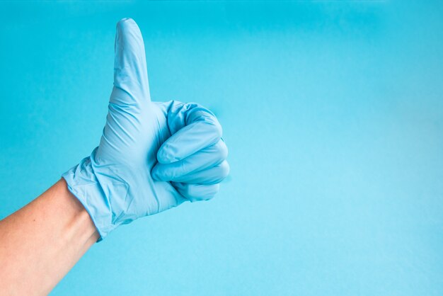 Foto hand met handschoenen die ok teken tonen