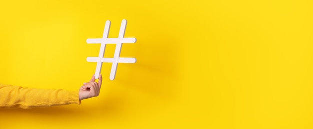 Hand met hashtag-symbool, belangrijk onderwerp populair maken, trends zetten op internet, panoramische mock-up