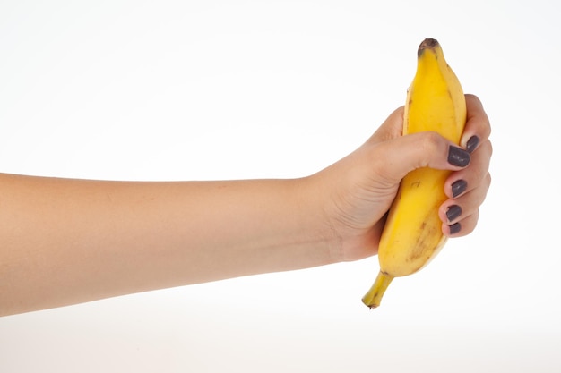 Hand met hele banaan geïsoleerd op een witte achtergrond