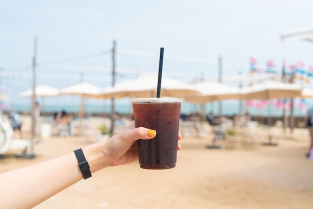 Hand met iced americano koffie