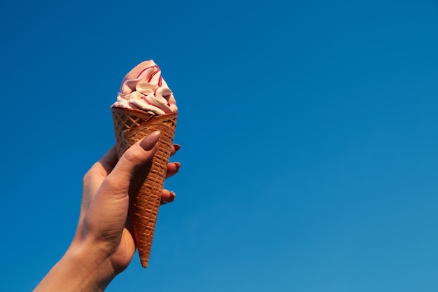 hand met ijsje. concept photo vrouw houdt ijs