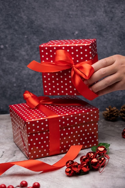 Hand met kerstcadeaus Kerst concept