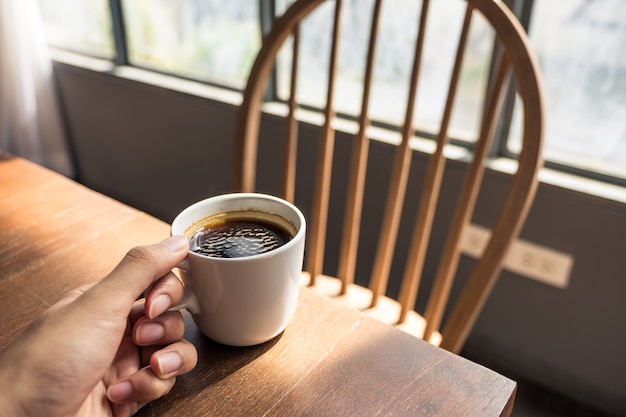 hand met koffiekopje