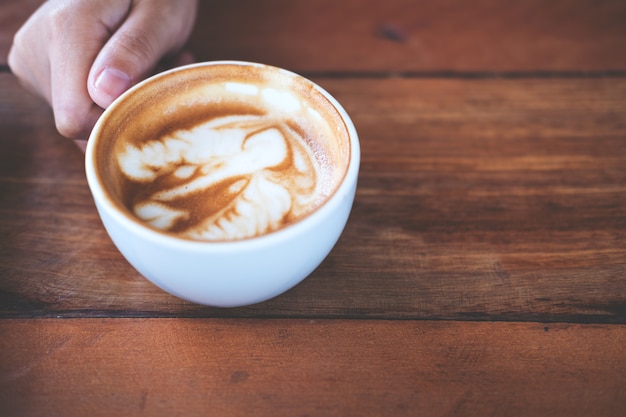 hand met koffiekopje