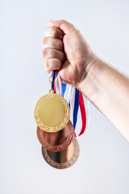 Hand met medailles die het succes van de Olympische spelen vieren