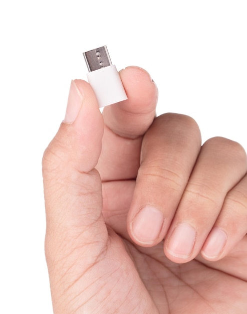 Hand met Micro USB naar USB-C adapter geïsoleerd op een witte achtergrond