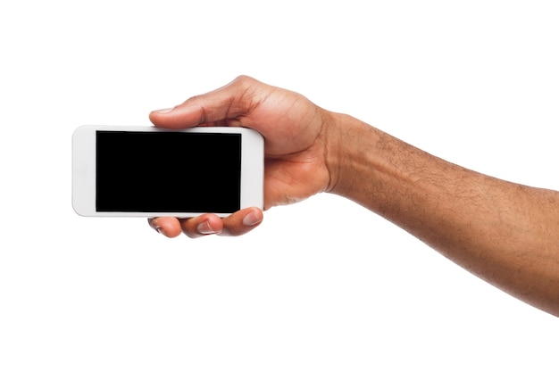 Hand met mobiele smartphone met leeg scherm, geïsoleerd op een witte achtergrond. Ruimte kopiëren voor reclame voor mobiele app, mockup