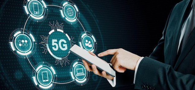 Hand met mobiele telefoon en 5G-interface