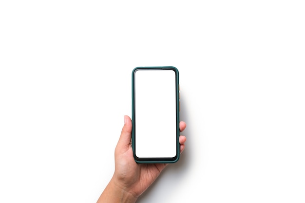 Hand met mobiele telefoon met leeg wit scherm geïsoleerde witte achtergrond