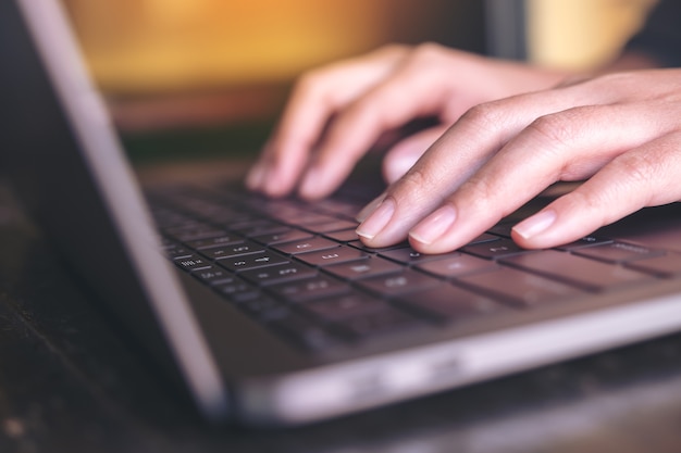 Hand met mockup computer laptop