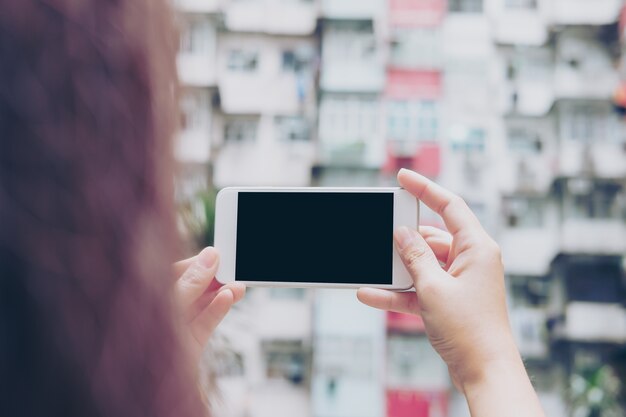 Hand met mockup slimme telefoon